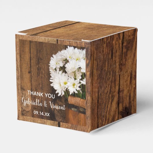 Faux Barn Wood Bucket and White Daisies Wedding Bedankdoosjes (Voorkant Zijde)