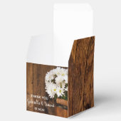 Faux Barn Wood Bucket and White Daisies Wedding Bedankdoosjes (Geopend)