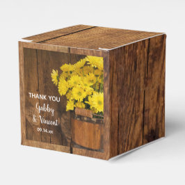 Faux Barn Wood Bucket and Yellow Daisies Wedding Bedankdoosjes