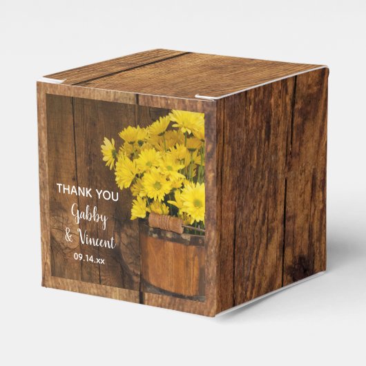Faux Barn Wood Bucket and Yellow Daisies Wedding Bedankdoosjes (Voorkant Zijde)