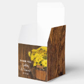 Faux Barn Wood Bucket and Yellow Daisies Wedding Bedankdoosjes (Geopend)