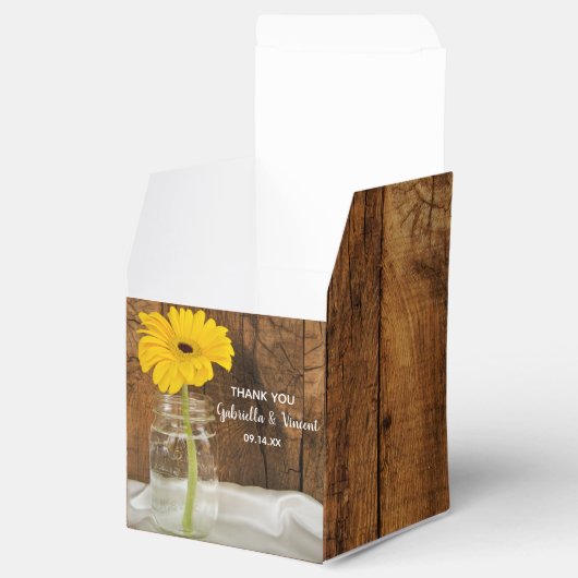 Faux Barn Wood Mason Jar en Yellow Daisy Wedding Bedankdoosjes (Geopend)