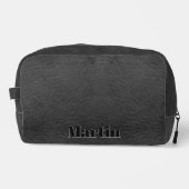 Faux Black Leather Dopp Kit met Embossed Text Toilettasje (Voorkant)