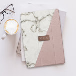 Faux Blush roze lederen marmer iPad Mini Cover<br><div class="desc">Het is een fenomenaal faux-marmer en een zwart roze ledereffect met een roos gouden metalen bord voor uw initialen. Let op: dit is een gedrukt effect - geen roze koeien of gemarmerde ritters zijn beschadigd bij het maken</div>