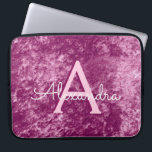 Faux Bourgogne Paarse Fluwelen Patroon Monogram Laptop Sleeve<br><div class="desc">Faux Bourgondische Paarse Fluwelen Patroon Monogram Laptop Hoesje. Dit hoesje kan worden aangepast om uw initiaal en voornaam op te nemen. Als u overeenkomende items wilt,  neem dan contact op met de ontwerper.</div>