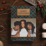 Faux Brown Leather Red en Green Tartan Kerstmis Feestdagenkaart<br><div class="desc">Stuur je familie en vrienden een unieke tartan-themakaart met je favoriete familiefoto. Draai de kaart om een kunstlederen textuur op de achterkant van de kaart te laten zien.</div>