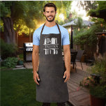 Faux bruin lederen chef-kok grill grilling roker schort<br><div class="desc">Dit ontwerp kan worden gepersonaliseerd door de aanpassingsoptie te kiezen om tekst toe te voegen of andere veranderingen aan te brengen. Als dit product de optie heeft om het ontwerp naar een ander object over te brengen, moet u het ontwerp zo nodig aanpassen. Neem contact met me op colorflowcreations@gmail.com als...</div>