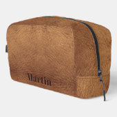 Faux Bruin Lederen Dopp Kit met Embossed Text Toilettasje (Rechterhoek)