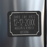 Faux Chalkboard Save the Date Magnet Magneet<br><div class="desc">Soms heb je alleen maar een simpele magneet met je trouwgegevens nodig. Voeg de jouwe toe en plak het ergens waar je het kunt zien (niet dat je zou vergeten)</div>