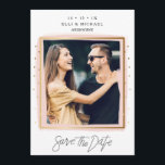 Faux Confetti Pink White Photo Save the Date Card<br><div class="desc">Deze faux gouden confetti en de roze penseelstoke bruiloft met de datumkaart bevat een faux gouden confetti aan weerszijden van de kaart. Het ontwerp omvat ook een faux gouden grens rond de parenfoto met een roze rand van de borstelslag eronder. De achterkant van de kaart is wit met een roze...</div>