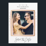 Faux Confetti Pink White Photo Save the Date Card<br><div class="desc">Deze faux gouden confetti en de roze penseelstoke bruiloft met de datumkaart bevat een faux gouden confetti aan weerszijden van de kaart. Het ontwerp omvat ook een faux gouden grens rond de parenfoto met een roze rand van de borstelslag eronder. De achterkant van de kaart is wit met een roze...</div>
