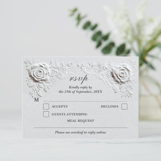 Faux Embossed Rozen Elegant Script QR Code Wedding RSVP Kaartje (Staand voorkant)