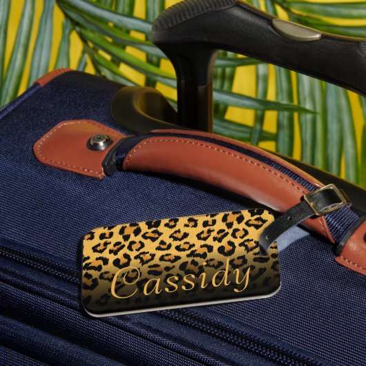 Faux Fur Wild Leopard Print met Gold Name Bagagelabel (Voorkant Insitu 3)