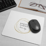 Faux Gold Abstracte Logo Muismat<br><div class="desc">Het grafische gepersonaliseerde mousepad toont uw bedrijfsnaam of keus van douanetekst in zwart,  binnen een faux gouden folie abstract cirkelelement op een witte achtergrond.</div>