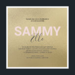 Faux Gold Bat Mitzvah Uitnodiging<br><div class="desc">Deze vierkant vleermuismitzvah partijuitnodiging kenmerkt jouw naam dat in een vette moderne doopvont met uw middennaam in trendy handgeschreven manuscripttypografie over een faux gouden achtergrond wordt geplaatst. De uitnodigingskaart keert terug naar een vleiende grijze achtergrond met een hand met letters x en o ontwerp. Een schattige maar eenvoudige keuze voor...</div>