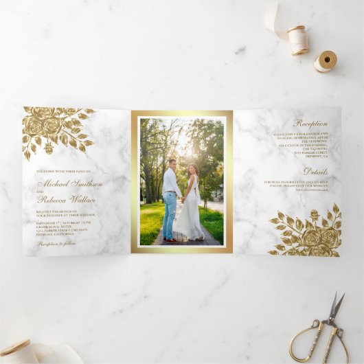 Faux Gold bladeren bloemenwit marmer bruiloft Drieluik Uitnodiging (Binnen)
