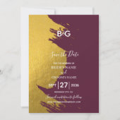 Faux Gold Brushstrokes & Bourgogne met monogram Save The Date (Voorkant)