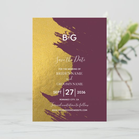 Faux Gold Brushstrokes & Bourgogne met monogram Save The Date (Staand voorkant)