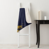 Faux Gold Brushstrokes met Navy Blue Background Sherpa Deken (In situ)