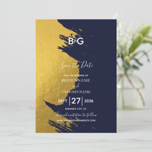 Faux Gold Brushstrokes & Navy Blue met monogram Save The Date (Staand voorkant)