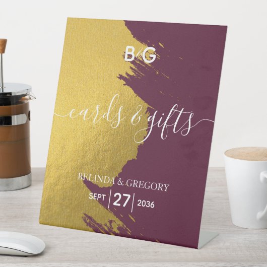 Faux Gold Burgundy, Monogram Weddenschappen en cad Reclamebord Met Voetstuk (Insitu)