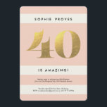 Faux Gold Foil 40th Birthday Invitation // Blush Kaart<br><div class="desc">Een  en vrouwelijke 40e verjaardagsfeestuitnodiging met faux gouden getallen en zwarte strepen. Pas het achterste met een foto van het verjaardagsmeisje aan. Veel ruimte op de voorkant voor je feestgegevens.</div>