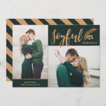 Faux Gold Foil Elegant Greetings Foto | Groen Feestdagenkaart<br><div class="desc">Deze prachtige Greeting Two Photo Card is voorzien van een stijlvolle typografie, het lezen, "Joyful GREETINGS" in faux goudfolie op een donkergroene achtergrond. Een dennenkruid met bessen voegt een feestelijke aanraking toe. De achterzijde van de kaart bevat coördinerende gouden strepen boven een donkergroene achtergrond (indien gewenst kan de achtergrondkleur worden...</div>