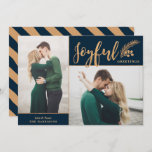 Faux Gold Foil Elegant Greetings Foto | marine Feestdagenkaart<br><div class="desc">Deze prachtige Greeting Two Photo Card is voorzien van een stijlvolle typografie, het lezen, "Joyful GREETINGS" in faux goudfolie op een blauw marinekleur. Een dennenkruid met bessen voegt een feestelijke aanraking toe. De achterzijde van de kaart bevat coördinerende gouden strepen op een blauw marinekleur (indien gewenst kan de achtergrondkleur worden...</div>