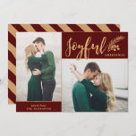 Faux Gold Foil Elegant Greetings Foto | Maroon Feestdagenkaart<br><div class="desc">Deze prachtige Greeting Two Photo Card is voorzien van een stijlvolle typografie, het lezen, "Joyful GREETINGS" in faux goudfolie boven een maroon rode achtergrond. Een dennenkruid met bessen voegt een feestelijke aanraking toe. De achterzijde van de kaart bevat coördinerende gouden strepen op een maroon achtergrond (de achtergrondkleur kan indien gewenst...</div>