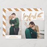 Faux Gold Foil Elegant Greetings Foto | wit Feestdagenkaart<br><div class="desc">Deze prachtige Greeting Two Photo Card is voorzien van een stijlvolle typografie, het lezen, "Joyful GREETINGS" in faux goudfolie op een witte achtergrond. Een dennenkruid met bessen voegt een feestelijke aanraking toe. De achterzijde van de kaart bevat coördinerende gouden strepen over een witte achtergrond (de achtergrondkleur kan indien gewenst worden...</div>