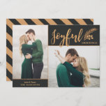 Faux Gold Foil Elegant Greetings Foto | Zwart Feestdagenkaart<br><div class="desc">Deze prachtige Greeting Two Photo Card is voorzien van een stijlvolle typografie, het lezen, "Joyful GREETINGS" in faux goudfolie op een gedempte zwarte achtergrond. Een dennenkruid met bessen voegt een feestelijke aanraking toe. De achterzijde van de kaart bevat coördinerende gouden strepen op een gedempte zwarte achtergrond (de achtergrondkleur kan indien...</div>