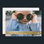 Faux Gold Foil met Snowflake Accessoires Foto Feestdagenkaart<br><div class="desc">Een perfecte kaart voor de feestdagen met een faux gouden folie met sneeuwvlokaccenten. Pas alle tekst op deze kaart aan met behulp van het sjabloon formulier. U kunt foto's en tekst aan de achterkant van de kaart toevoegen door verder aan te passen.</div>