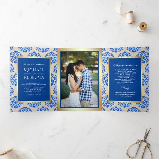 Faux Gold Foil Royal Blue Damask trouwfoto Drieluik Uitnodiging (Binnen)