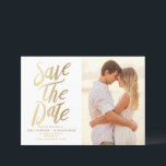 Faux Gold Foil Typorgrafie en Polka Dots Foto Save The Date<br><div class="desc">Kondig uw bruiloft aan uw familie en vrienden met deze moderne en stijlvolle save de datum aankondiging. De aanpasbare save the date aankondiging beschikt over faux gouden folie vet typografie en feestelijke stippen patroon. Personaliseer de achterkant van de kaart door uw foto of andere patronen toe te voegen.</div>