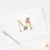 Faux Gold Folie Letter M Blush Bloemen Monogram Ronde Sticker (Envelop)
