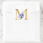 Faux Gold Folie Letter M Violet Floral Monogram Ronde Sticker (Tas)