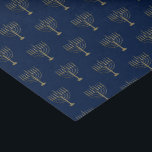 Faux Gold Hanukkah Menorah Pattern Blue Holiday Tissuepapier<br><div class="desc">Met onze elegante Hanukkah-papieren verpak je cadeautjes in stijl dit vakantieseizoen. Dit eenvoudige maar chemische ontwerp is voorzien van een blauw marineschopachtergrond met faux gouden menorahs die in een patroon worden herhaald. Ontworpen door kunstenaar © Tim Coffey.</div>