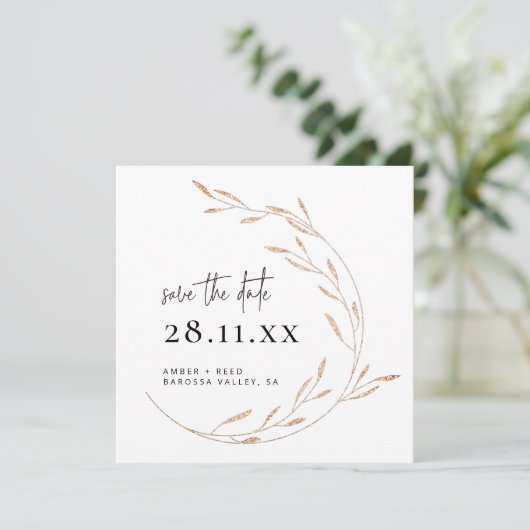 Faux Gold Minimalist Wreatard Square Save the Date (Staand voorkant)