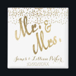 Faux Gold Mr en Mrs Monogram Wedding Magneet<br><div class="desc">Deze elegante en , faux gouden folie, "Mr en Mrs" gepersonaliseerde magneet is perfect voor een memorabilia of aandenken die je voor altijd kunt houden. Onthoud je speciale dag met deze custom print magneet. Verander gewoon je naam en datum naar je eigen en geniet van dit cadeau voor vele jaren!...</div>