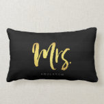 Faux Gold Mrs Black Stripes Kussen<br><div class="desc">Pillow met "Mrs." in faux gouden borstelscript tegen zwarte strepen patroonachtergrond. Ideaal voor nieuwigheden of verjaardagen. Pas het aan door de placeholder tekst te vervangen. Klik op de knop "Aanpassen" voor meer opties zoals het wijzigen van het lettertype en de grootte van het lettertype. *Gelieve te merken op dat het...</div>