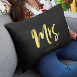 Faux Gold Mrs Black Stripes Kussen<br><div class="desc">Pillow met "Mrs." in faux gouden borstelscript tegen zwarte strepen patroonachtergrond. Ideaal voor nieuwigheden of verjaardagen. Pas het aan door de placeholder tekst te vervangen. Klik op de knop "Aanpassen" voor meer opties zoals het wijzigen van het lettertype en de grootte van het lettertype. *Gelieve te merken op dat het...</div>