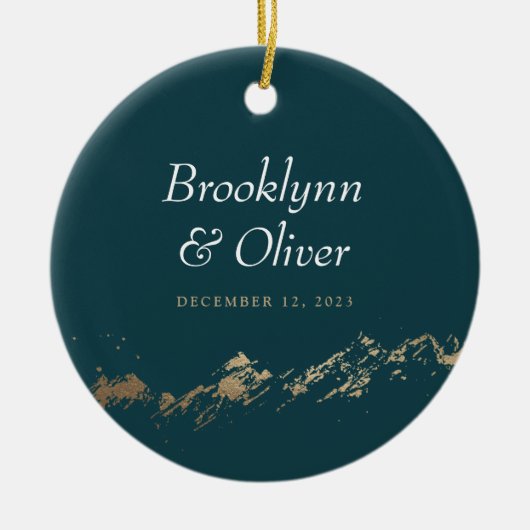 Faux Gold Painterly Bergen Namen & Datum Keramisch Ornament (Voorkant)
