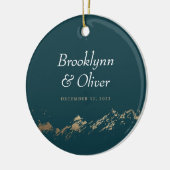 Faux Gold Painterly Bergen Namen & Datum Keramisch Ornament (Links)