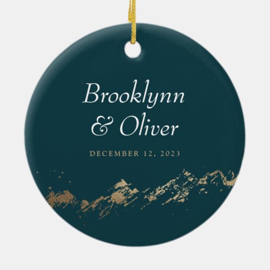 Faux Gold Painterly Bergen Namen & Datum Keramisch Ornament (Achterkant)