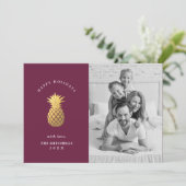 Faux Gold Pineapple op Bourgogne | Kerstfoto Feestdagenkaart (Staand voorkant)