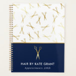 Faux Gold Scissor Blue Hair Stylist Afspraak Planner<br><div class="desc">Chique haarstylist afsprakenboek met een patroon van faux gouden schaar en een ontwerp in wit, marineblauw en faux goud. Voeg jouw namen en het jaar toe.</div>