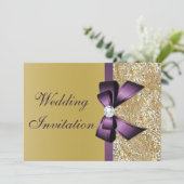 Faux Gold Sequins Paarse Bow Wedding Kaart (Staand voorkant)