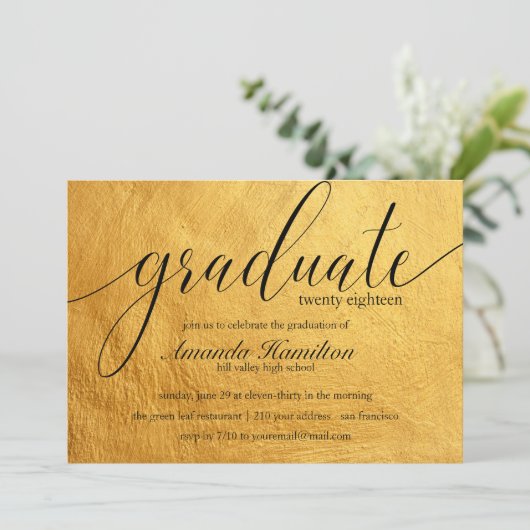 Faux Gold typografie Afstuderen Invitation Kaart (Staand voorkant)
