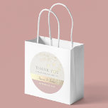 Faux Gold Wedding Hartelijk dank Ronde Sticker<br><div class="desc">Voeg een vleugje elegantie toe aan uw huwelijksgunsten met onze chique, moderne boho-stickers. Met een rustieke stoffige rozen roze achtergrond, vergulde gouden bloemenkant en delicaat kalligrafiescript, zijn deze stickers de perfecte mix van sophisticatie en charme. Ze zullen een mooie aanvulling op uw bruiloft thema en laat een gedenkwaardige indruk op...</div>