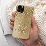 Faux Goud Geborsteld Metaal Glitter Monogram Naam iPhone 14 Plus Hoesje<br><div class="desc">Pas dit trendy chic iPhone-chassis eenvoudig aan met  gouden mousserende glitter op een gouden geborstelde metalen achtergrond.</div>